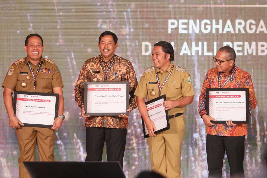 Pj Gubernur Jawa Tengah, Nana Sudjana (dua dari kiri) menerima penghargaan dari Komisi Pemberantasan Korupsi (KPK) untuk Pemprov Jateng. (Foto: Istimewa)