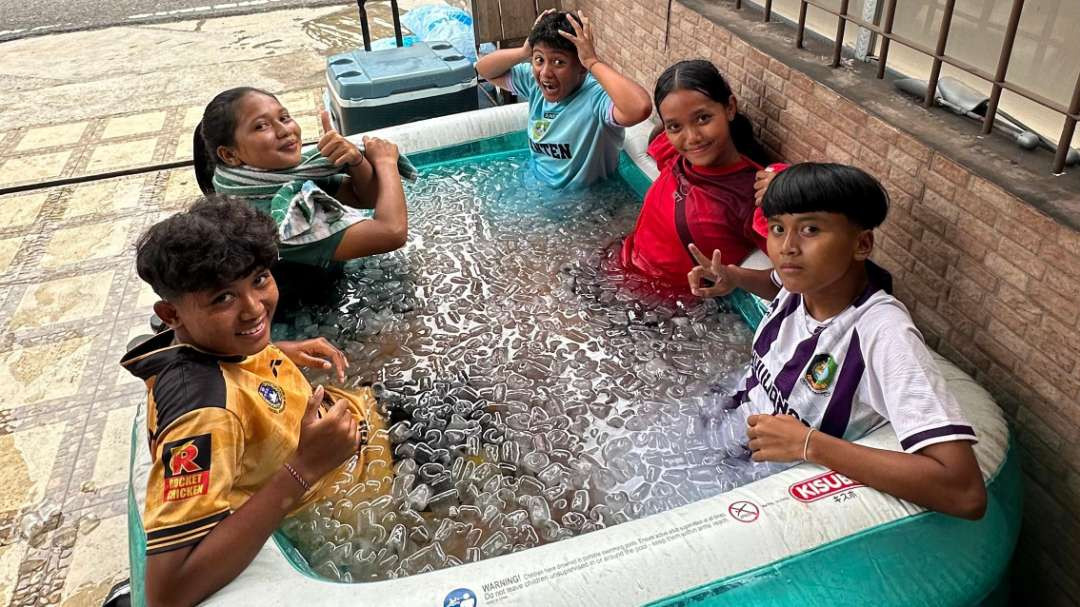 Penggawa Arema FC Women menjalani ice bath recovery (Foto: Agung/Ngopibareng.id)