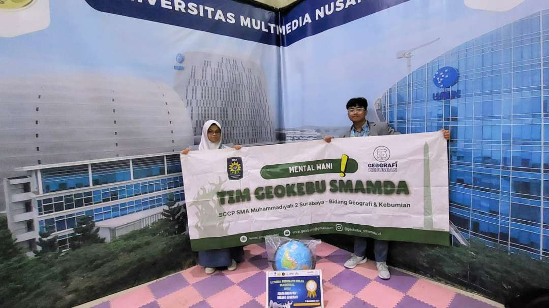 Zia Almira Fitriani dan Zaidan Nazarul Irzam Bayhaqi dari SMA Muhammadiyah 2 Surabaya menjadi juara harapan 1 untuk LPB Nasional 2024 Bidang Geografi. (Foto: Dok. SMA Muhammadiyah 2 Surabaya)