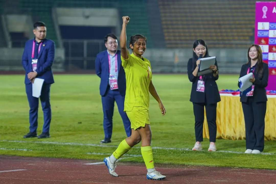 Laita menuju podium juara Piala AFF (Foto: Laita)