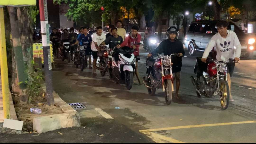 Para remaja di Kabupaten Tuban terjaring razia dan mendorong motornya sampai ke Mapolres Tuban. (Foto: Istimewa)