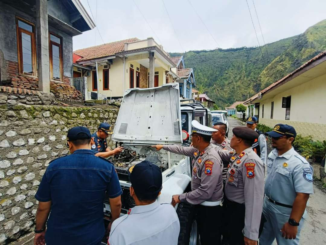 Petugas melakukan rampcheck. (Foto; Satlantas Polres)