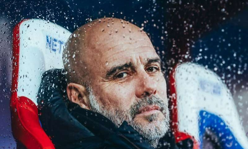 Pep Guardiola tampak lemas karena banyak pemain pilarnya yang absen saat bentrok melawan Manchester United