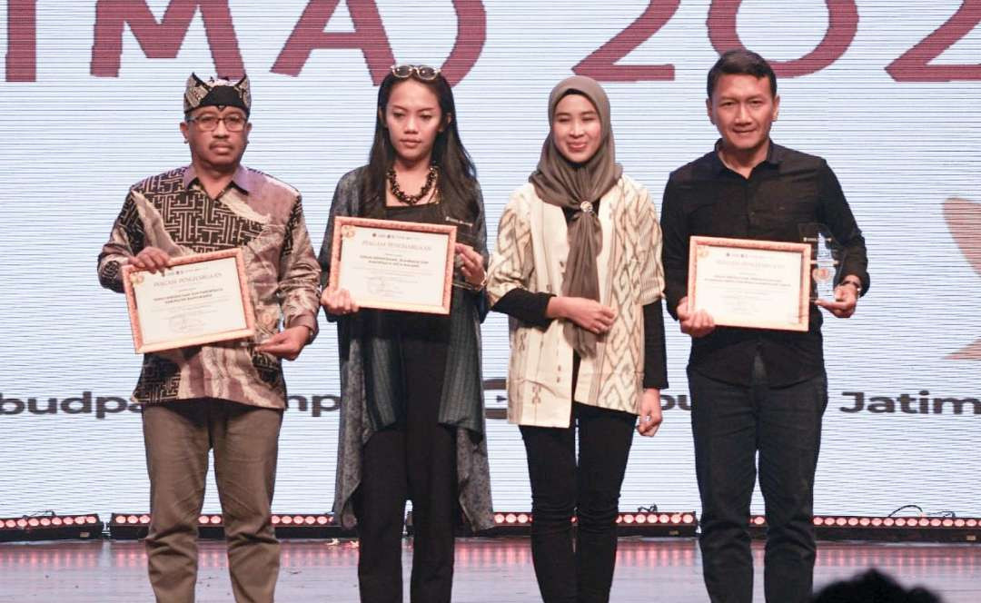 Kepala Bidang Pemasaran Dinas Kebudayaan dan Pariwisata Kabupaten Banyuwangi, Ainur Rofiq (kiri) menerima penghargaan sebagai juara di ajang east Java Marketing Tourism Award (Foto : istimewa)