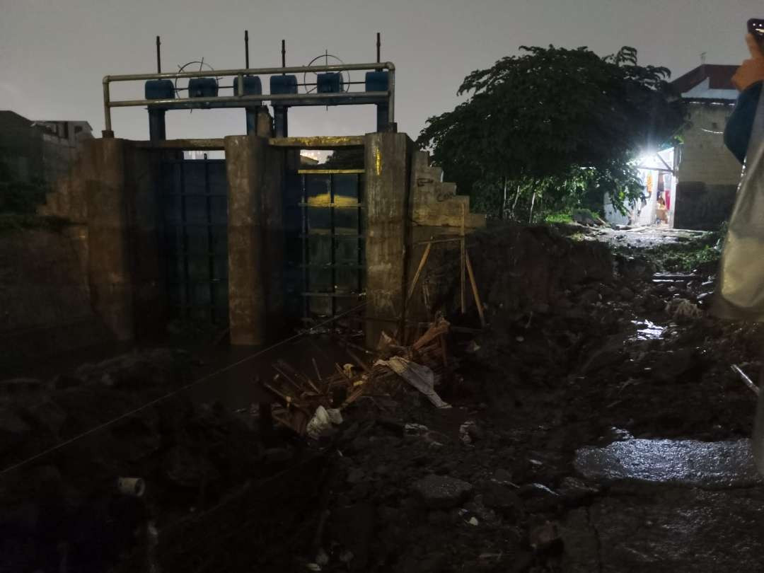 Bozem air yang jebol di Simo Hilir, Kelurahan Simo Mulyo Baru, Kecamatan Sukomanunggal, Surabaya, akibat curah hujan deras sehingga bozem tak mampu menampung air. (Foto: Julianus Palermo/Ngopibareng.id)