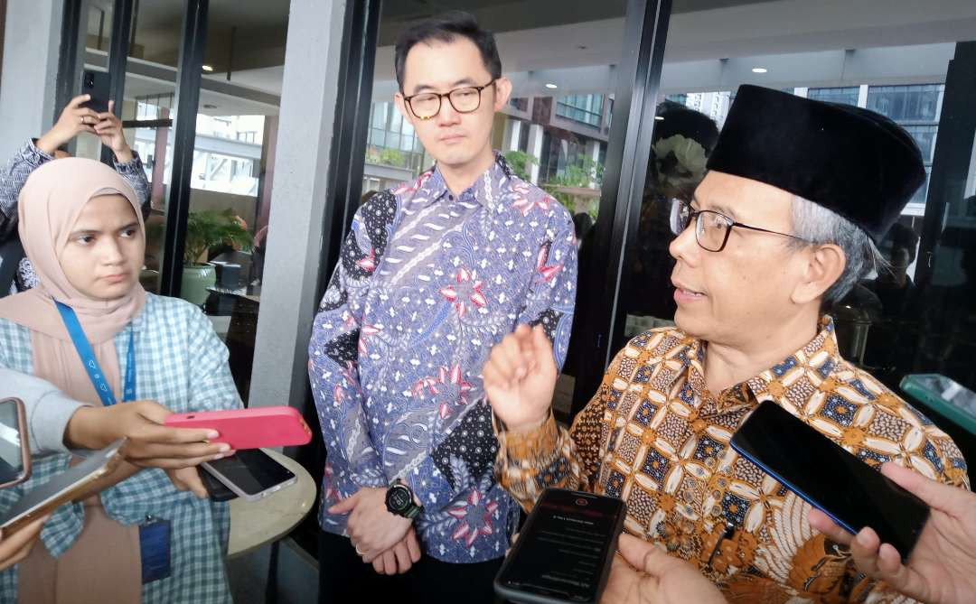 Deputi Bidang Pembangunan Manusia, Masyarakat dan Kebudayaan Kementerian PPN /Bappenas Amich Alhumami bersama  Scholarship Tanoto Foundation, Michael Susanto. (Foto: Asmanu Sudarso/Ngopibareng.id)