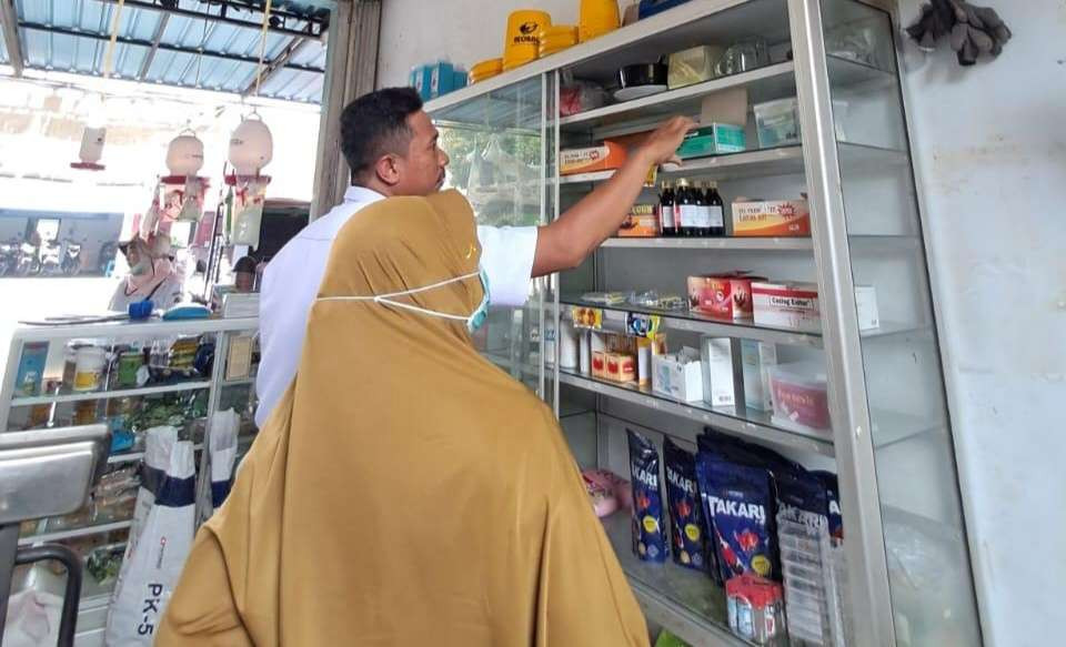 Petugas Dinas Pertanian dan Pangan mengecek peredaran obat hewan (Foto: Istimewa)