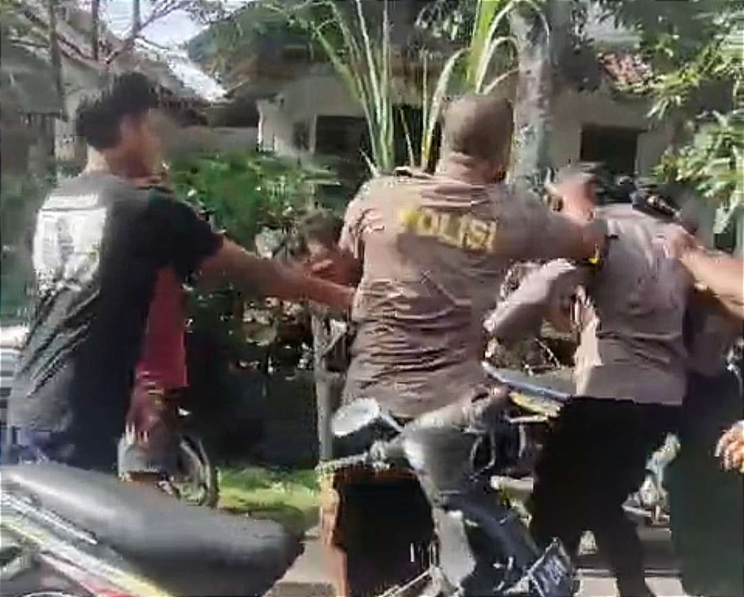 Polisi menyelamatkan maling motor dari amukan warga. (Foto: Tangkap layar video)