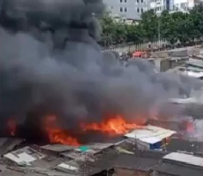 Kebakaran di perumahan padat penduduk di Jalan Kemayoran Gempol Kecamatan Kemayoran, Jakarta Pusat,  Selasa 10 Desember 2024. (Foto: tangkapan layar youtube)