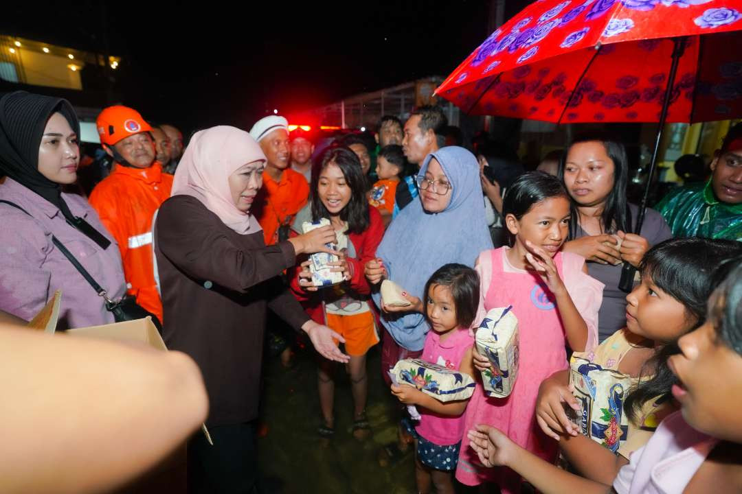 Khofifah Indar Parawansa saat membagikan roti gabin untuk korban banjir di Kabupafen Mojokerto. (Foto: Istimewa)