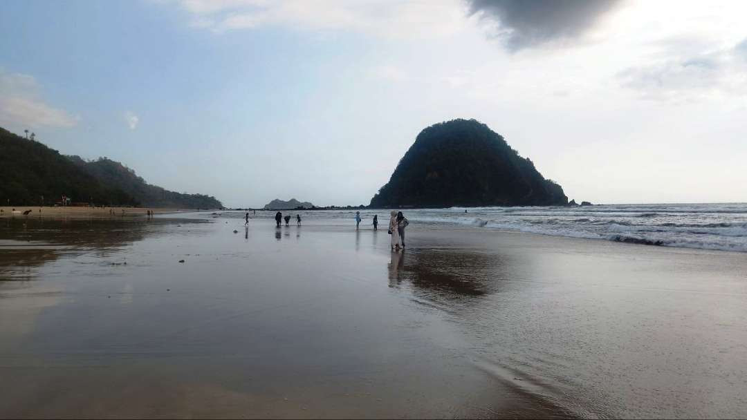 Pulau Merah menjadi salah satu destinasi andalan Banyuwangi, Jawa Timur. (Foto : Muh Hujaini/Ngopibareng.id)