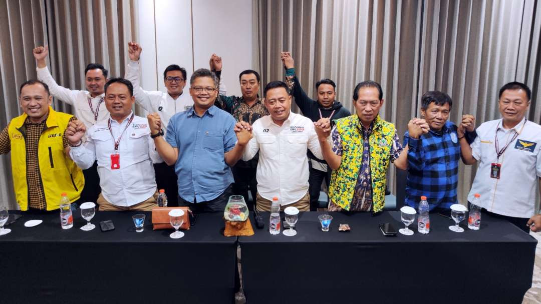 Ketua TPP Khofifah-Emil, Boedi Prijo (tengah) bersama partai pengusung dan tim pemenangan usai penetapan hasil rekapitulasi suara di Surabaya, Senin 9 Desember 2024 malam. (Foto: Fariz Yarbo/Ngopibareng.id)