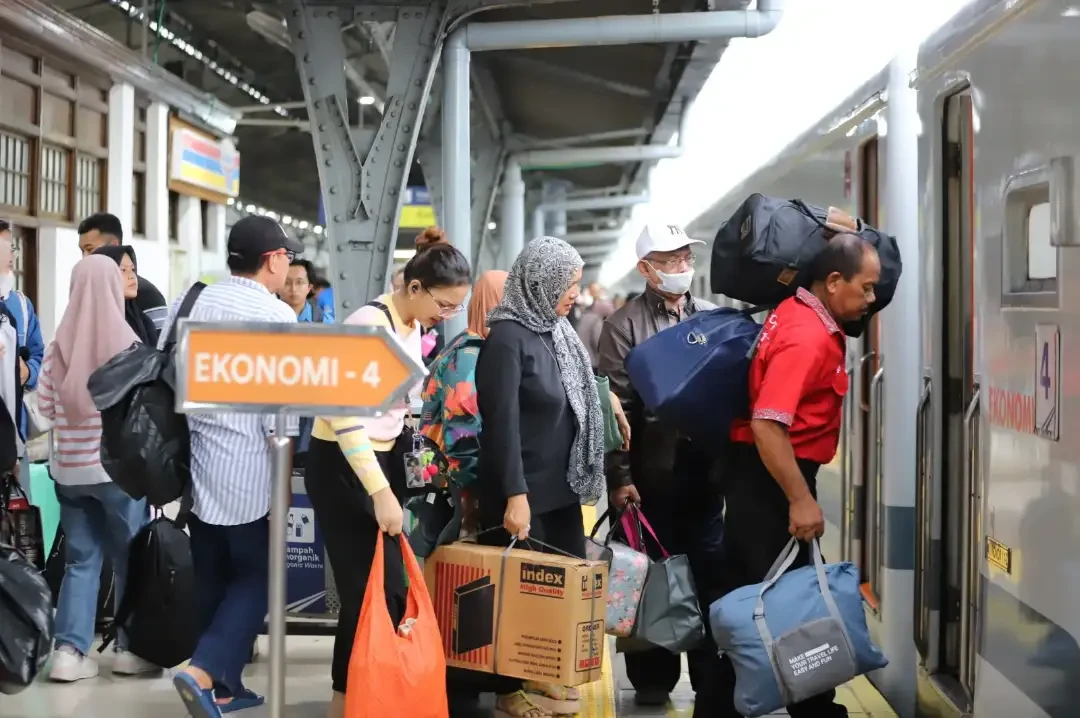 Penumpang PT KAI yang antre menunggu masuk ke gerbong untuk melanjutkan perjalanan di sebuah stasiun KA di Jakarta. (Foto: dok. ptkai)