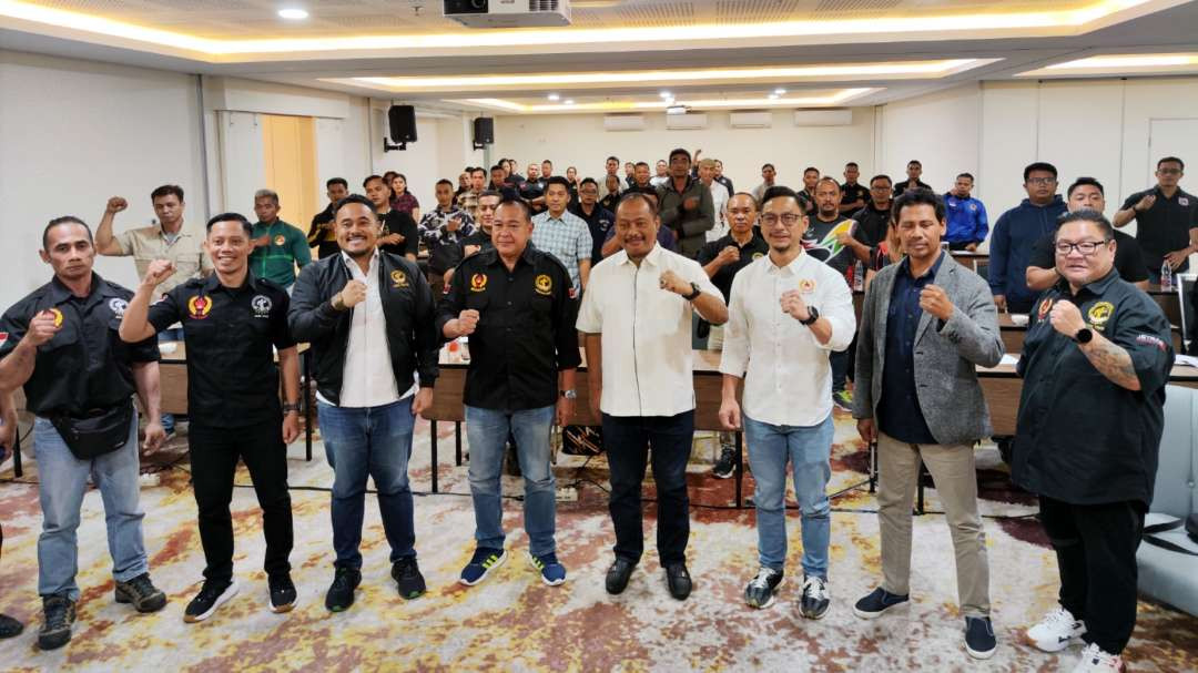 Ketua KONI Jatim, M Nabil bersama jajaran pengurus PBFI Jatim di Surabaya, Selasa 10 Desember 2024. (Foto: Fariz Yarbo/Ngopibareng.id)