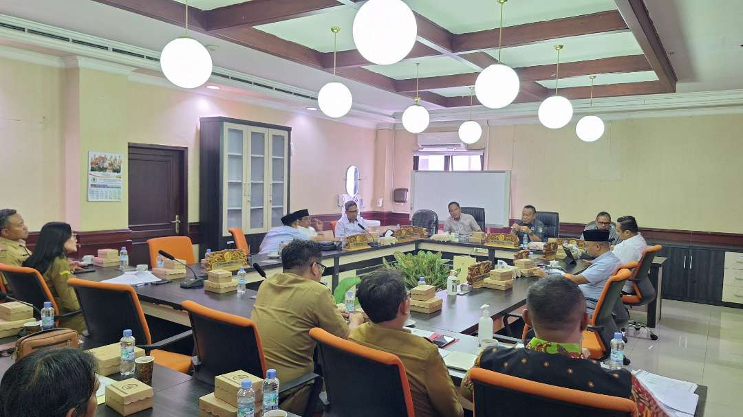 Suasana rapat pansus pemindahtanganan aset PD Pasar Surya kepada Pemerintah Kota Surabaya oleh Komisi A DPRD Kota Surabaya, Selasa 10 Desember 2024. (Foto: Julianus Palermo/Ngopibareng.id)