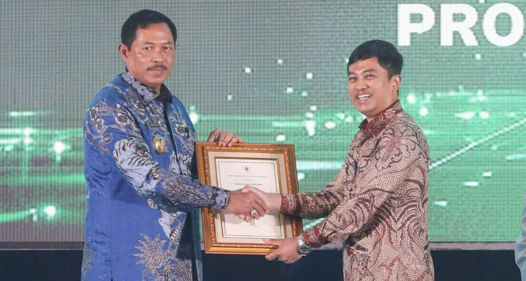 Pemerintah Provinsi Jawa Tengah menerima penghargaan Sanitasi Total Berbasis Masyarakat (STBM) dari Kementerian Kesehatan. (Foto: Humas Pemprov Jateng)