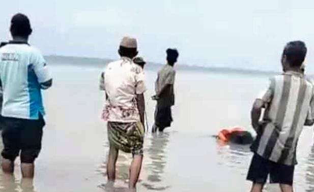 Warga menemukan mayat satu penumpang hilang kapal tenggelam di perairan Situbondo mengambang di pantai Pulau Raas Sumenep Madura.(Foto: Polairud Situbondo)