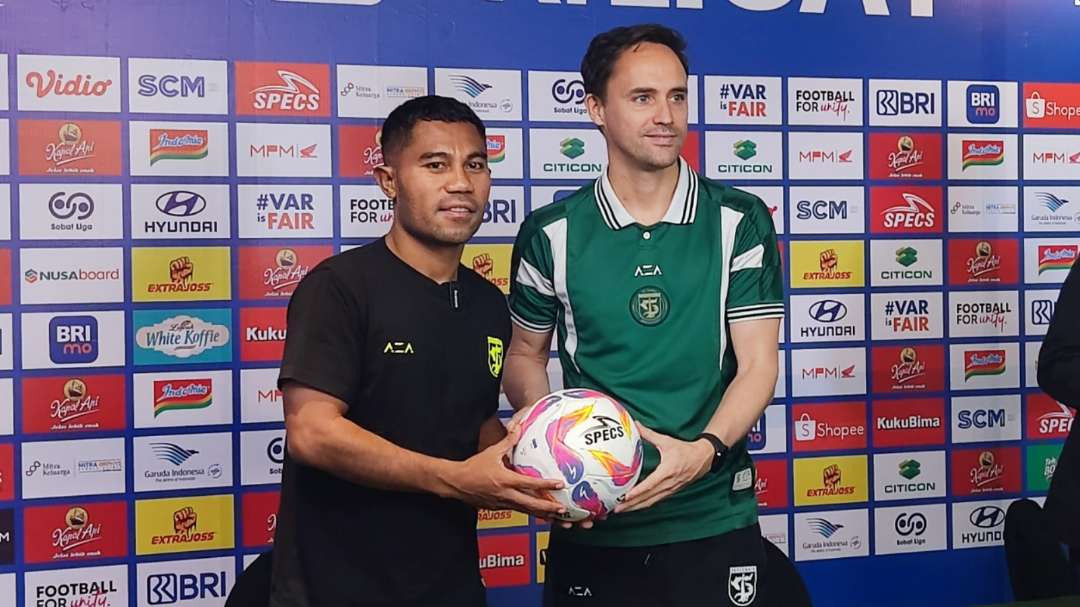 Pelatih Persebaya, Paul Munster bersama pemain Ardi Idrus. (Foto: Fariz Yarbo/Ngopibareng.id)