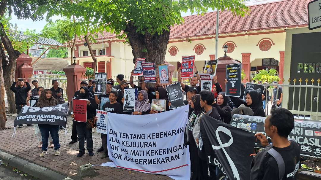 Para keluarga korban Tragedi Kanjuruhan sesaat setelah sidang restitusi di Pengadilan Negeri Surabaya, Selasa 10 Desember 2024. (Foto: Julianus Palermo/Ngopibareng.id)