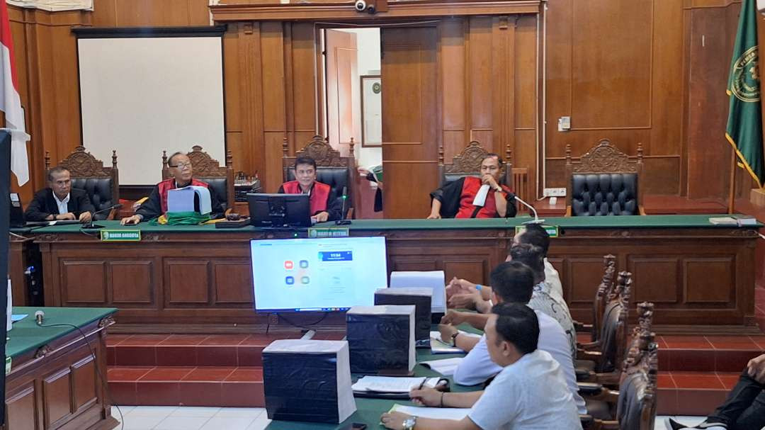 Sidang permohonan ganti rugi atau restitusi terhadap para pelaku Tragedi Kanjuruhan, digelar di Ruang Cakra, Pengadilan Negeri Surabaya, Jalan Arjuno, Sawahan. (Foto: Julianus Palermo/Ngopibareng.id)