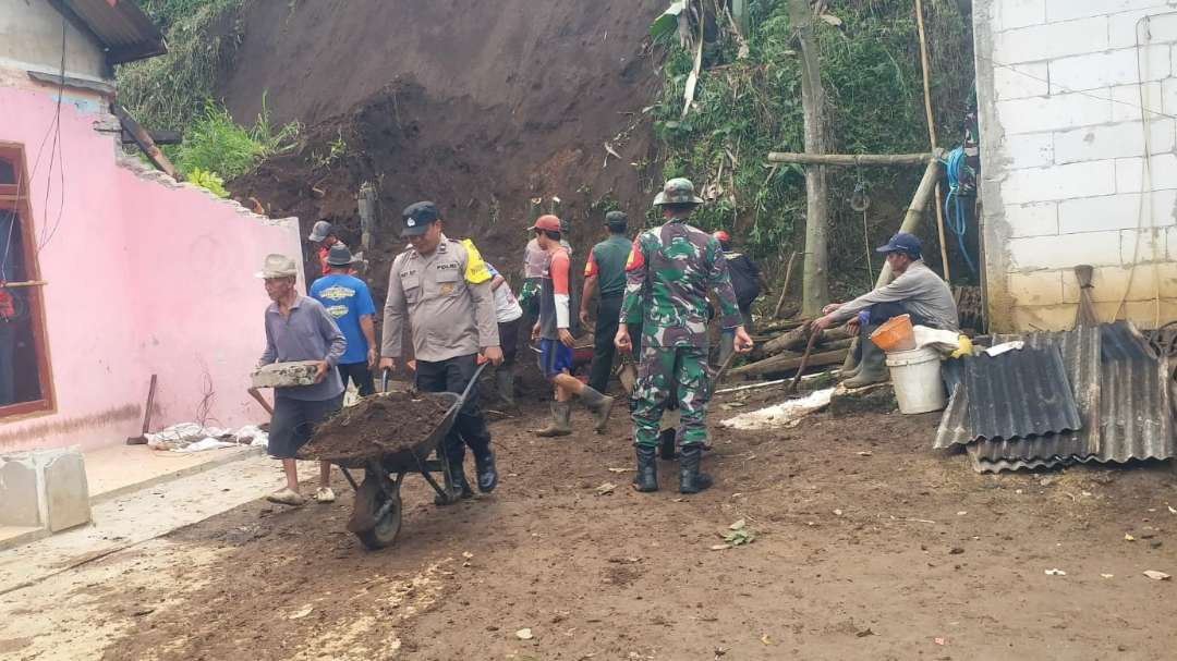 Penanganan tanah longsor di Kecamatan Jabung (Foto: BPBD Kabupaten Malang)