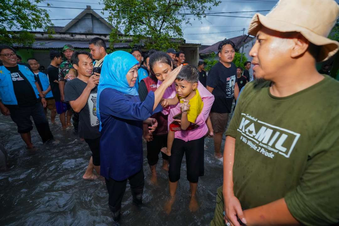 Calon Gubernur Jawa Timur terpilih, Khofifah Indar Parawansa mengunjungi warga terdampak banjir Jombang, Selasa 10 Desember 2024. (Foto: Dok)