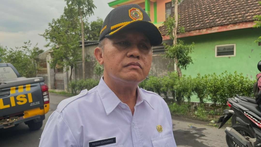 Sekdakab Mojokerto meninjau lokasi banjir di Desa Ngingasrembyong, Sooko. (Foto: Deni Lukmantara/Ngopibareng.id)