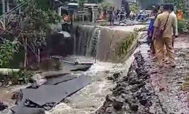 Hujan deras mengakibatkan Jalan Raya Desa Tangsil Wetan Wonosari Bondowoso longsor diterjang banjir. (Foto: Guido Saphan/Ngopibareng.id)