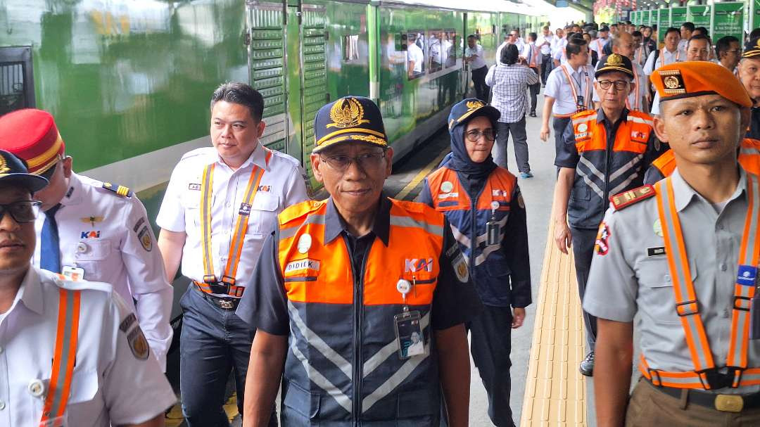 Dirut PT KAI, Didiek Hartantyo saat melakukan inspeksi di Stasiun Surabaya Gubeng, jelang memasuki masa angkutan Nataru 2024/2025, Rabu 11 Desember 2024. (Foto: Julianus Palermo/Ngopibareng.id)