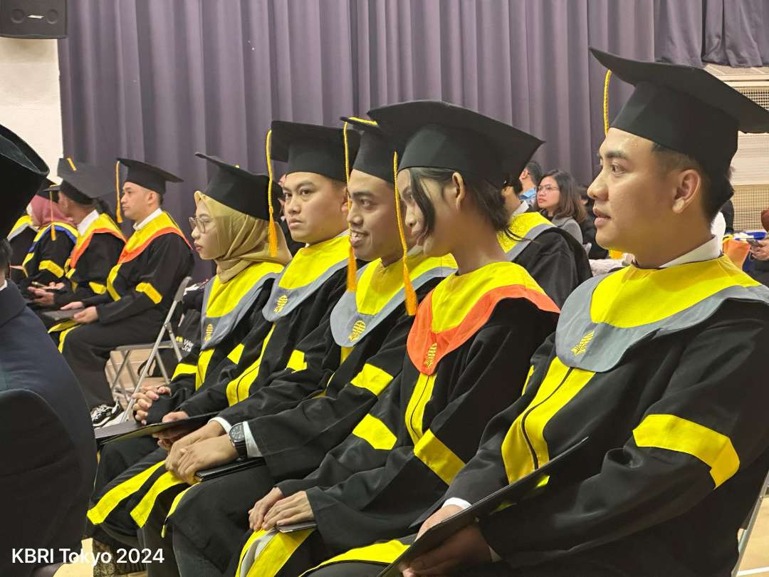 Universitas Terbuka (UT) menggelar wisuda untuk kali pertama yang difasilitasi KBRI Tokyo di Balai Indonesia Tokyo. (Foto: KBRI Tokyo)