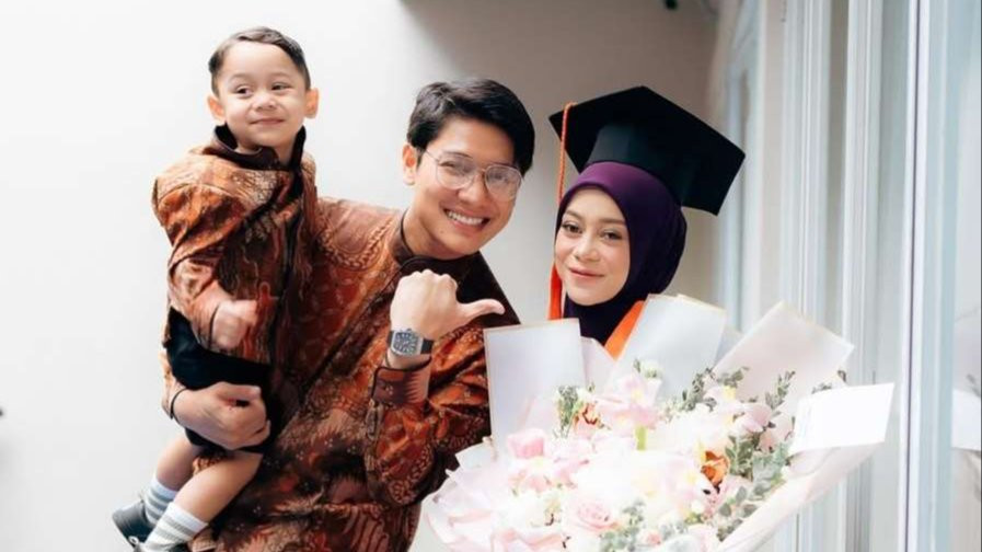 Lesti wisuda S1 setelah enam tahun kuliah, karena kesibukan manggung dan kondisinya hamil. (Foto: Instagram @rizkybillar)