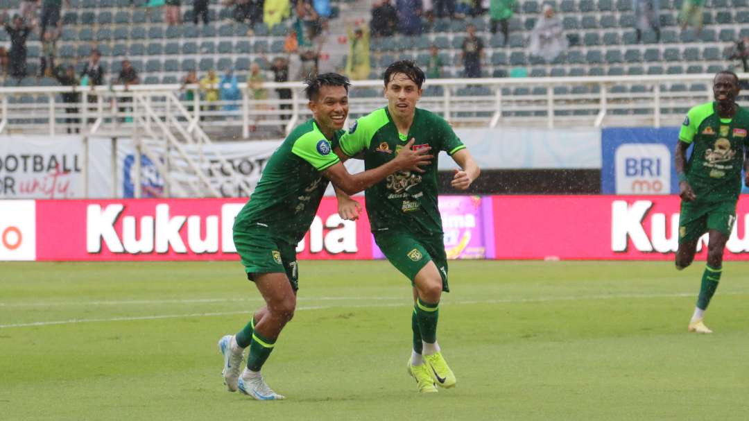 Pemain Persebaya, Francisco Rivera melakukan selebrasi usai menjebol gawang Persik. (Foto: Fariz Yarbo/Ngopibareng.id)