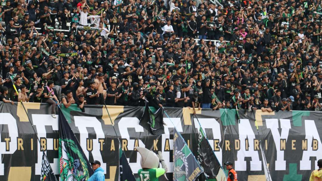 Suporter Persebaya saat pertandingan melawan Arema. (Foto: Fariz Yarbo/Ngopibareng.id)