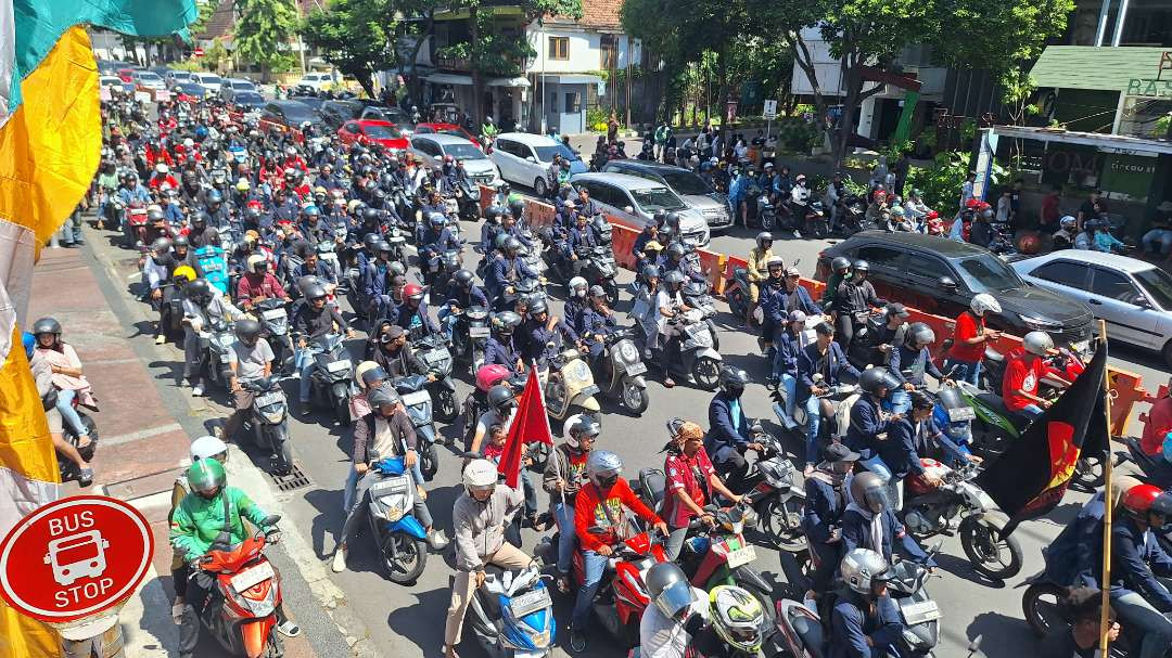 Ratusan orang yang terdiri atas unsur mahasiswa dan buruh mulai memadati Jalan Basuki Rahmat, Tegalsari, Surabaya, pada peringatan Hari Buruh Internasional Rabu 1 Mei 2024. (Foto: Julianus Palermo/Ngopibareng.id)