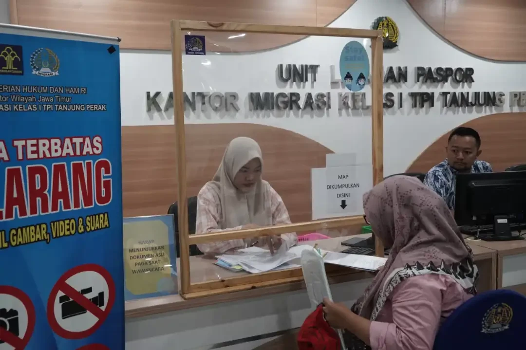 Kantor Imigrasi Kelas I Khusus Tempat Pemeriksaan Imigrasi (TPI) Surabaya memperketat proses penerbitan paspor bagi calon pekerja migran Indonesia. (Foto: Ant)