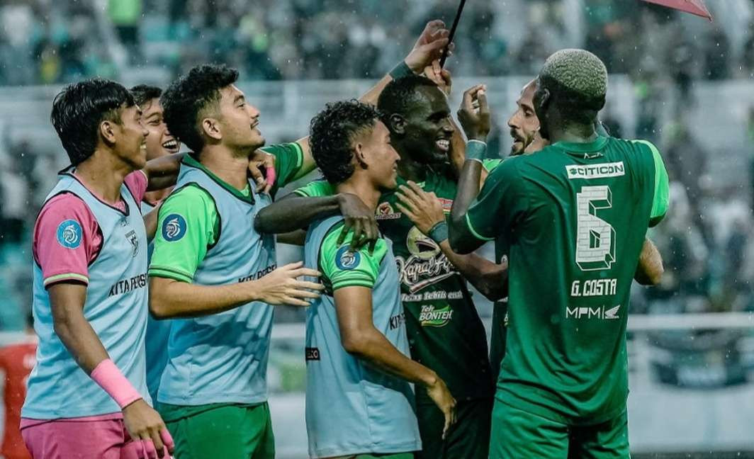 Persebaya Surabaya makin kuat di puncak klasemen Liga 1 2024/2025, usai mengalahkan Persik Kediri dengan skor 4-1, Rabu 11 Desember 2024. (Foto: Instagram @officialpersebaya)