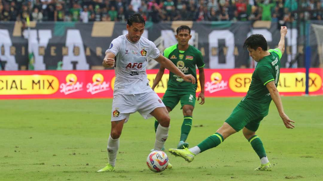 Pemain Persik, Ezra Wallian saat tampil melawan Persebaya. (Foto: Fariz Yarbo/Ngopibareng.id)