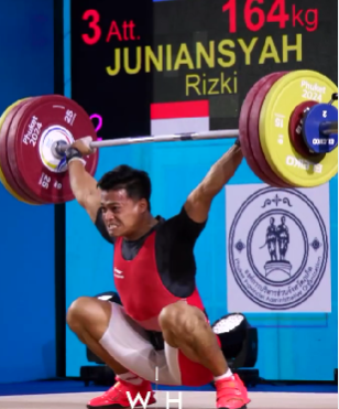 Lifter Rizki Juniansyah meraih satu perak dan satu perunggu dari Kejuaraan Dunia Angkat Besi 2024 di Manama, Bahrain pada Selasa 10 Desember 2024. (Foto: Instagram, @rjuniansyah_, Rizki)