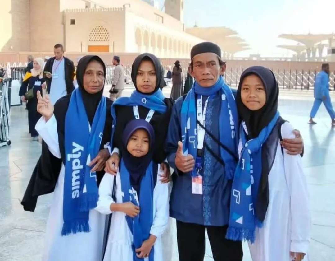 Penjual es teh, Sunhaji dan keluarga sudah berada di Tanah Suci untuk umrah. (Foto: Istimewa)