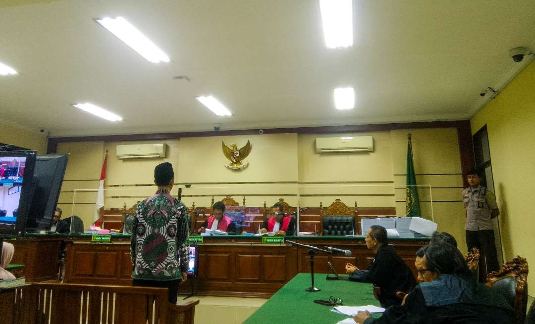 Anas, Kades Kletek nonaktif saat jalani sidang di PN Tipidkor (Foto: Aini/Ngopibareng.id)