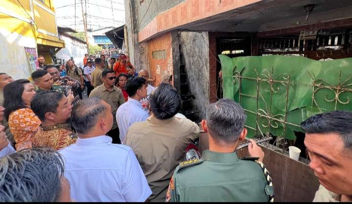 Wakil Presiden (Wapres) Gibran Rakabuming Raka didampingi Pj Gubernur DKI Jakarta, Teguh Setyabudi dan Walikota Jakarta Pusat, Dhany Sukma meninjau lokasi kebakaran di Kelurahan Kebon Kosong, Kemayoran, Jakarta Pusat. (Foto: Setwapres)