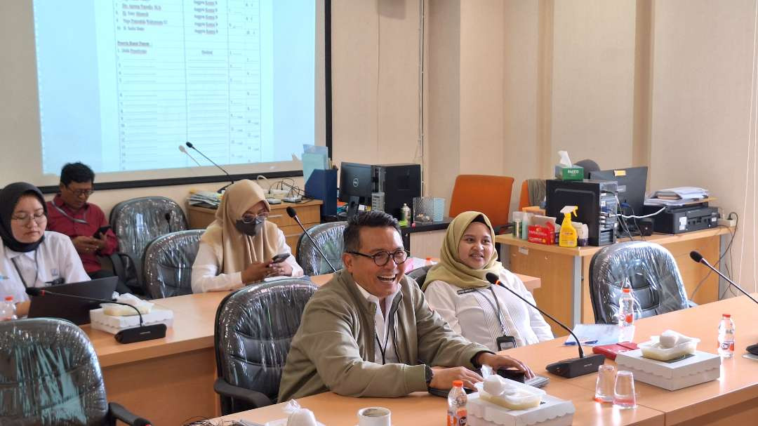 Dirut PT SIER, Didik Prasetiyono saat rapat dengar pendapat terkait evaluasi tahunan PT SIER dengan Komisi B DPRD Kota Surabaya, Rabu 11 Desember 2024. (Foto: Julianus Palermo/Ngopibareng.id)