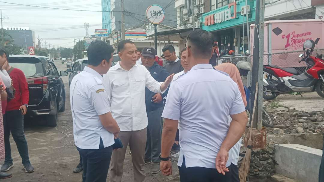 Walikota Surabaya Eri Cahyadi saat melakukan sidak di bozem Simo Hilir, Simomulyo, Sukomanunggal, yang plengsengannya jebol karena hujan deras yang melanda Kota Surabaya kemarin sore. (Foto: Julianus Palermo/Ngopibareng.id)