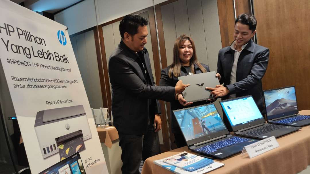 HP Sales Manager for East Indo Subiantoro Sadha (kanan) bersama Yenny Santoso selaku Retail Area Manager East Java, Bali, Nusa Tenggara (tengah) dan Goes Macshshun selaku HP Product Trainer for East Java (kiri) mengenalkan produk baru Laptop HP Victus 15. (Foto: Fariz Yarbo/Ngopibareng.id)