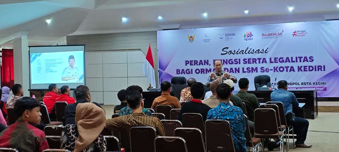 Kegiatan sosialisasi bertema Peran,Fungsi serta Legalitas Bagi Ormas dan LSM se Kota Kediri itu dilaksanakan di ruang Joyoboyo lantai dua Balai Kota Kediri  (Fendi Lesmana/ngopi bareng.id)