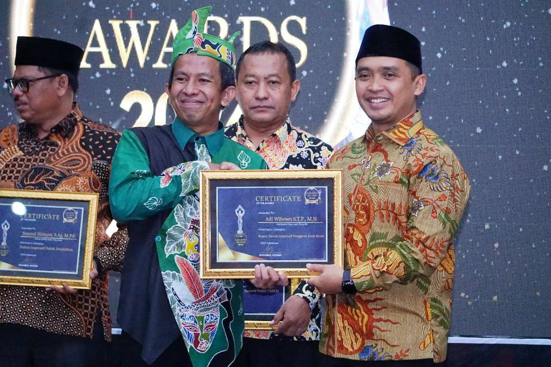 Plt Walikota Pasuruan Adi Wibowo (Mas Adi) menerima penghargaan dari Kabarpas Award. (Foto: Istimewa)