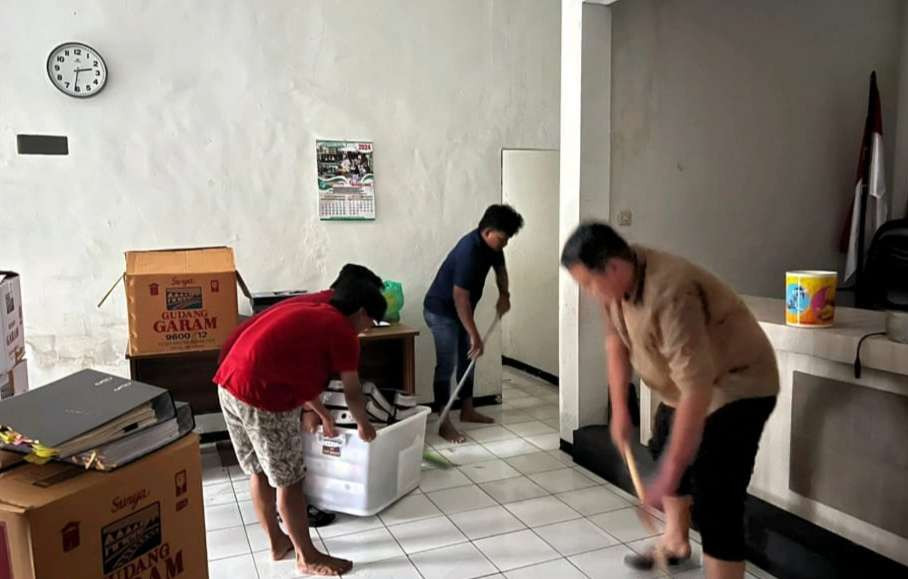 Petugas Bawaslu Jember menguras air dan mengamankan berkas (Foto: Dokumentasi Bawaslu Jember)