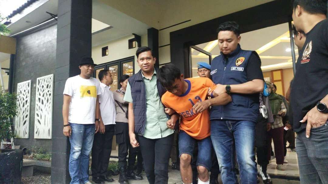 Tersangka kasus dugaan pembunuhan berencana saat dikeler petugas saat konferensi pers (Foto: istimewa)