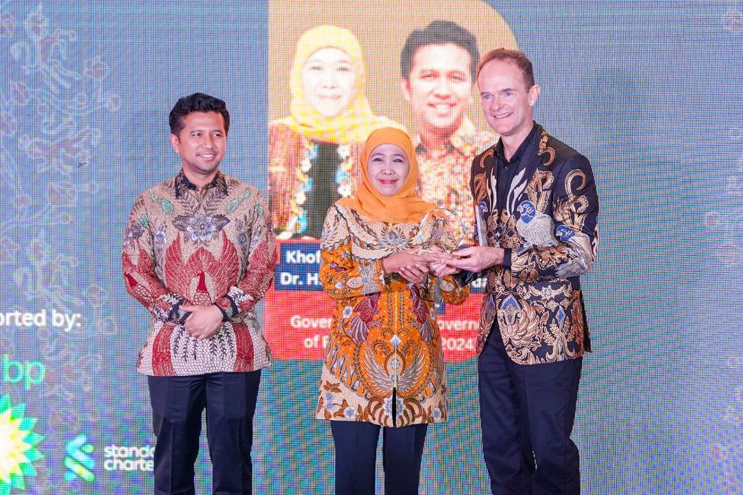 Khofifah Indar Parawansa dan Emil Elestianto Dardak menerima penghargaan terhormat berupa Platinum Award dari Duta Besar Inggris. (Foto: Istimewa)