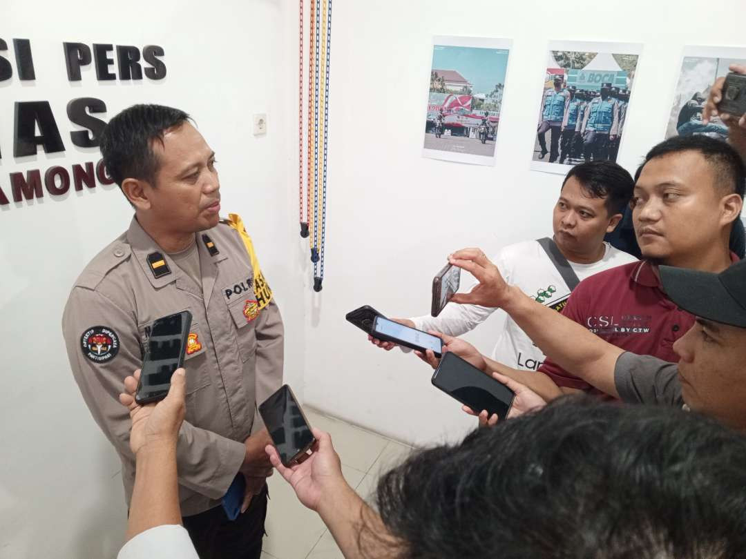 Kasi Humas Polres Lamongan Ipda M.Hamzaid saat diwawancari wartawan (Foto : istimewa)